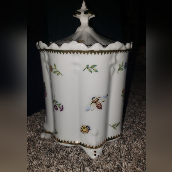 NIB Godinger & Co, Porcelain, Primavera, Gold, Bee and Butterfly Detailed Jar - Picture 3 of 9